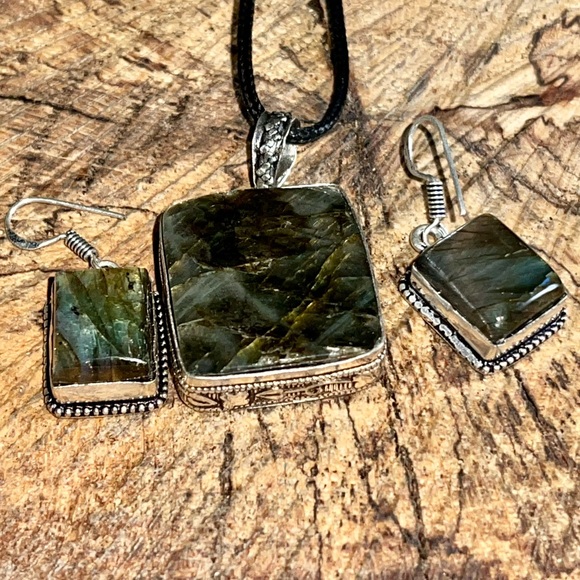 Labradorite Pendant & Earrings Set - Picture 8 of 13